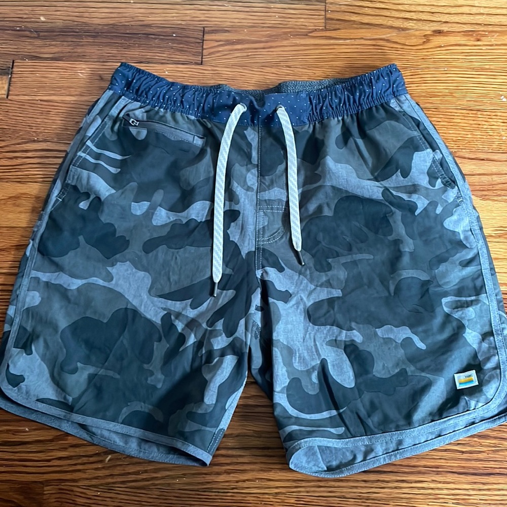 Men’s vuori athletic shorts Size M